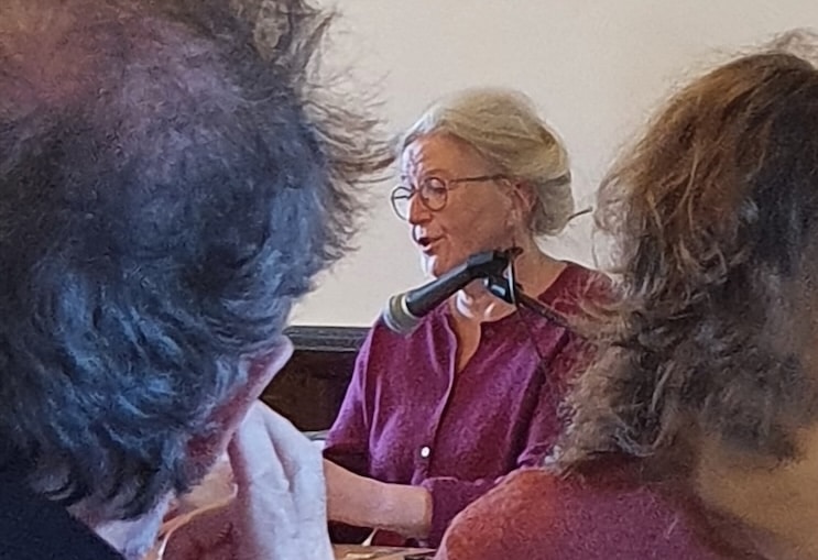 Birgitta Vasko inleder eftermiddagen. Foto: Marie Welin