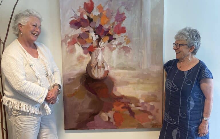 Barbra Heyerdahl och Elisabet Tärneberg på varsin sida om ett konstverk.